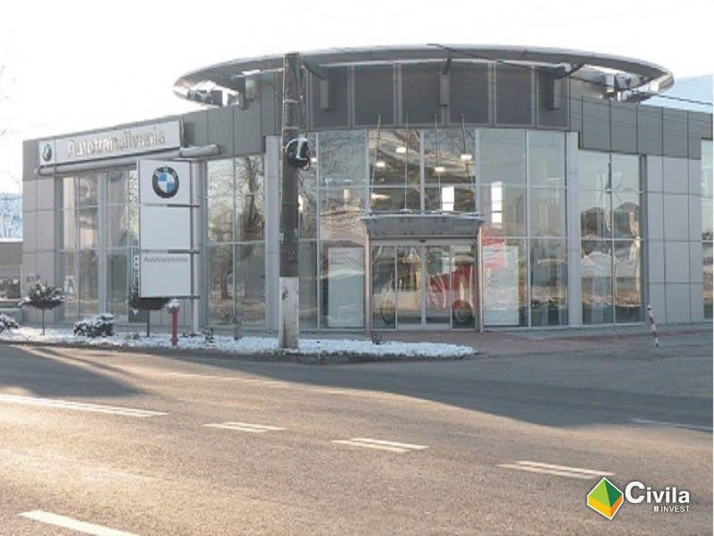 Showroom-ul auto BMW din Oradea — fațadă vitrată, cu copertina rotundă deasupra