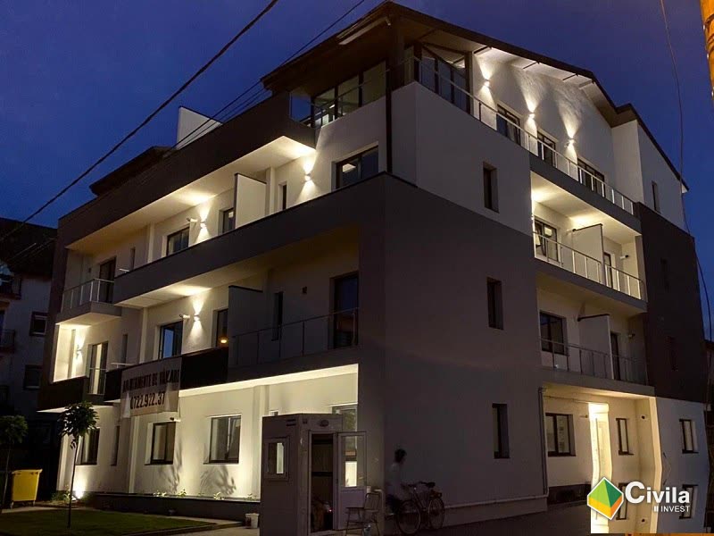 Blocul de locuințe P+3 din Timișoara, pentru Centurion First — fațada iluminată seara