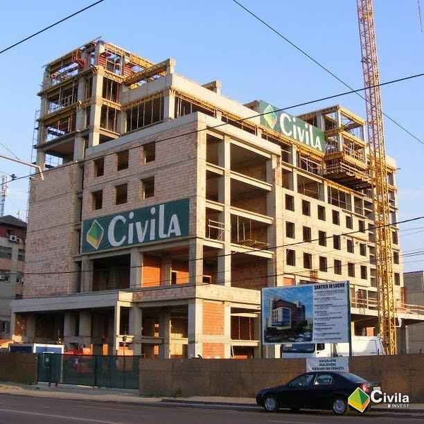 Hotel Ramada Oradea în execuție, cu bannerele Civila pe fațadă