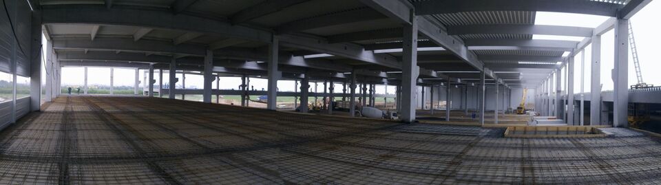 Hală industrială în execuție — structură din beton și oțel