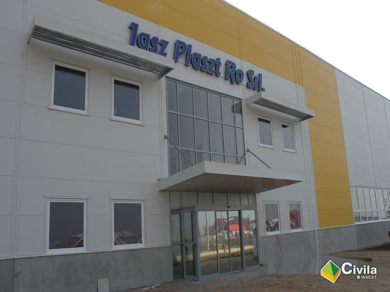 Fabrica Jasz-Plastik din Mădăras, furnizor Samsung — corpul administrativ, cu fațadă vitrată la intrare