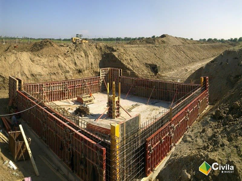 Cofraje și armături pentru pereții din beton armat ai unei construcții îngropate, într-o săpătură largă