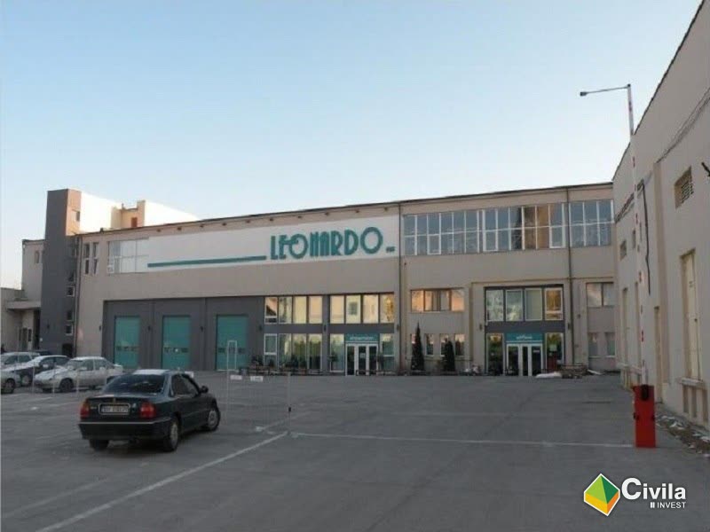 Sediul și depozitul central Leonardo din Oradea — fațada cu firma și parcarea