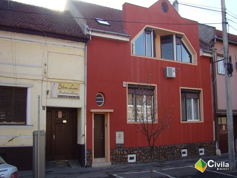 Casă particulară din Oradea (2003) — fațadă roșie la stradă