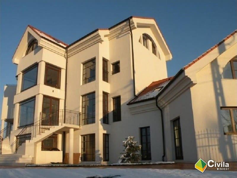 Casă particulară din Oradea (2010) — vilă cu fațadă crem și ferestre în arc