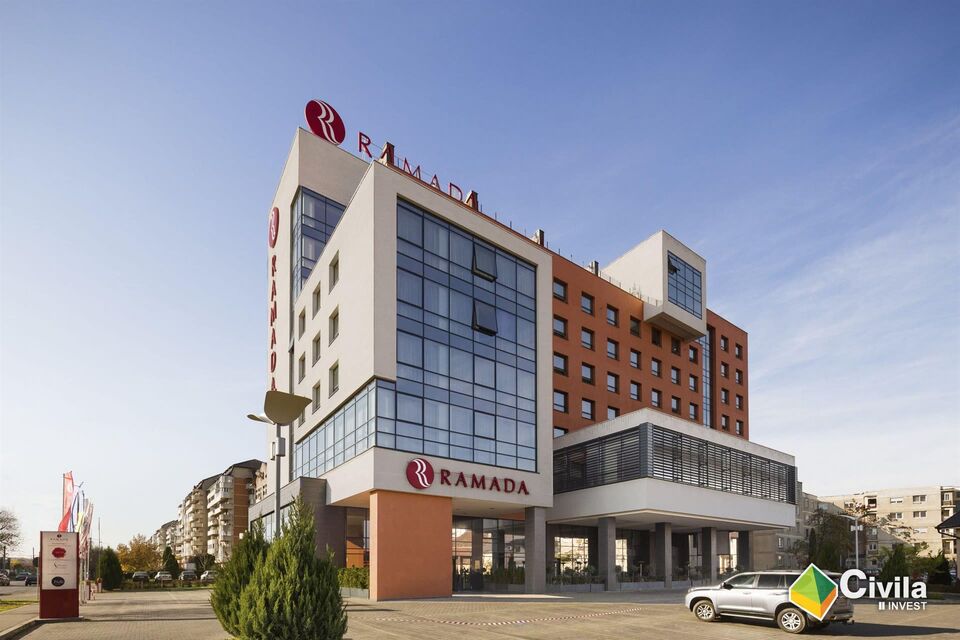 Hotelul Ramada by Wyndham din Oradea, finalizat — corpul cu fațadă vitrată și intrarea principală