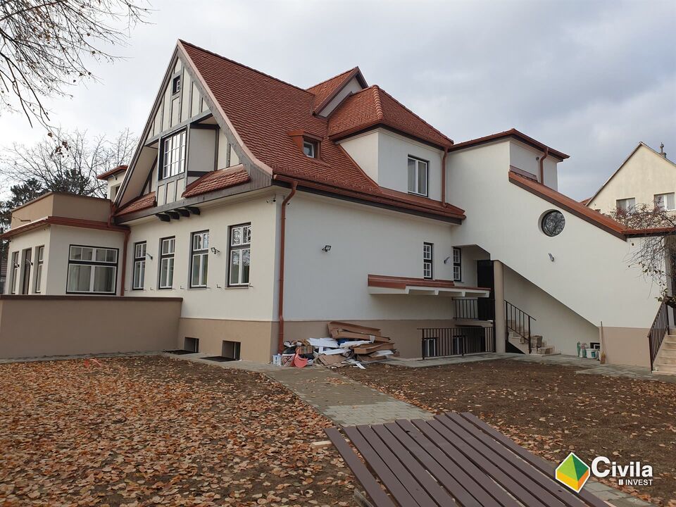 Locuința S+P+M din Sibiu după reabilitare — fațada laterală, cu scara exterioară și acoperișul din țiglă
