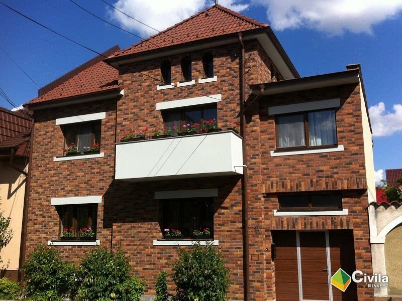 Casa particulară renovată din Oradea — fațadă din cărămidă aparentă și acoperiș din țiglă