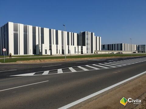 Fabrica Alu-Menziken din Medieșu Aurit, finalizată, cu halele de producție văzute de pe drum