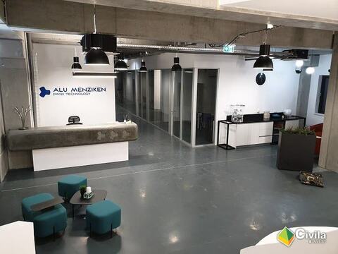 Recepția fabricii Alu-Menziken, cu sigla pe perete și zona de așteptare