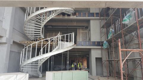 Scara elicoidală din atrium, în execuție, cu schelele montate alături