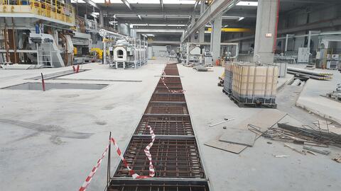 Canal armat în pardoseala halei, printre utilajele de producție