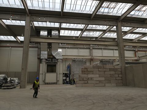 Interiorul halei: stâlpi prefabricați, luminatoare și pardoseala din beton