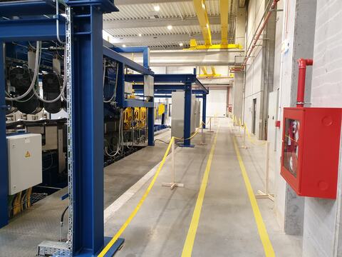 Linie de producție montată în hala finalizată, cu marcajele galbene pe pardoseală