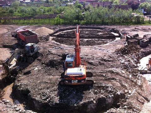 Excavații pentru fundațiile circulare ale silozurilor, cu excavatorul, buldoexcavatorul și o basculantă, la Salonta