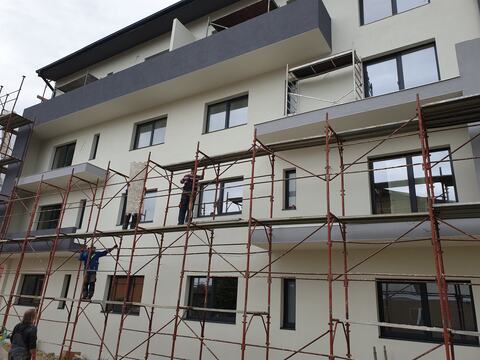 Finisarea fațadei blocului P+3 din Timișoara pentru Centurion First, cu echipa pe schele
