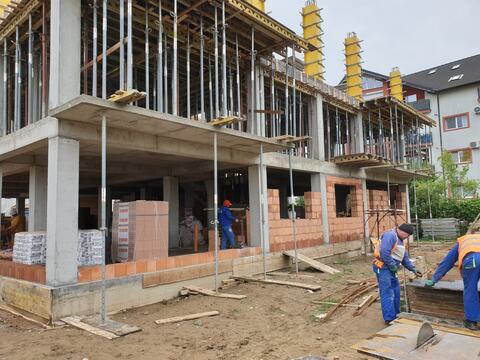 Blocul P+3 în lucru: zidăria parterului, popii sub plăcile de sus și cofrajele stâlpilor pe placa cea mai înaltă