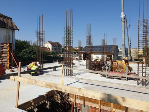 Clinica Datcu în execuție: placa peste subsol, turnată, cu armăturile stâlpilor pentru parter