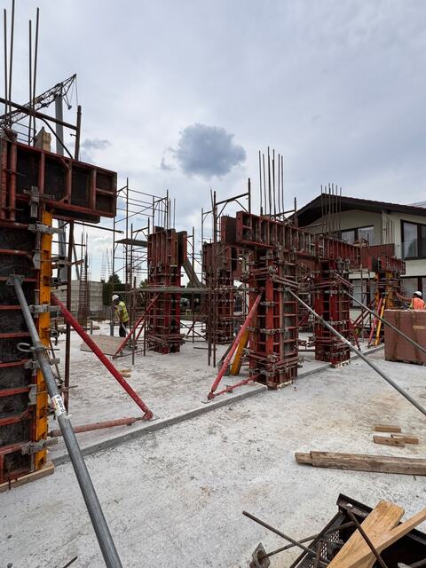 Clinica Datcu, stadiul actual: cofrajele stâlpilor și pereților de la parter, sprijinite, înainte de turnarea plăcii