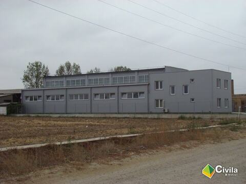 Fațada lungă a fabricii ETS România din Biharia, cu două rânduri de ferestre în bandă și corpul pe două niveluri la capăt