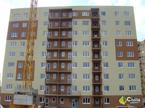 Fațada blocului A5 cu șirurile de balcoane, cu macaraua turn încă lângă bloc