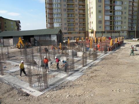 Armarea fundației pe șantierul Blocului A5 din Oradea, Euro Max Investment, cu blocurile vecine în fundal