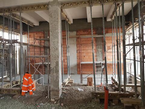 Stâlp din beton, popi sub planșeu și pereți noi din blocuri ceramice, la clădirea Faber
