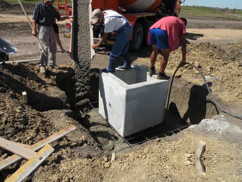 Turnarea betonului direct din autobetonieră la o fundație izolată tip pahar, pe șantierul fabricii Hanil Electronics din Biharia
