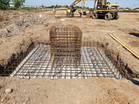 Reinforcement of a pad foundation with the socket cage for the column, on the Hornbach site in Oradea