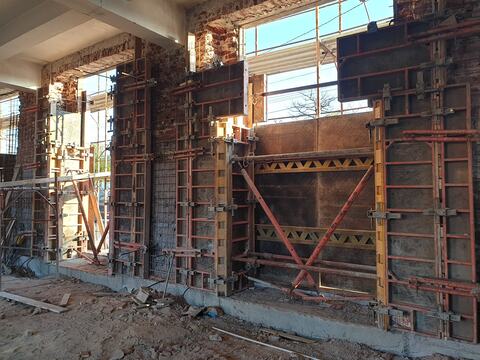 Cofraje metalice montate pe pereții de zidărie armați, pentru turnarea stratului de beton