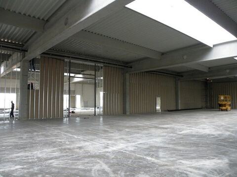Închideri în montaj în interiorul unei hale, pe pardoseala industrială deja finisată
