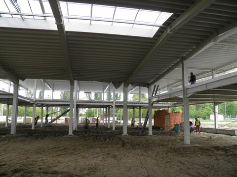 Structură metalică în execuție, cu stâlpi, grinzi și luminatoare în acoperiș
