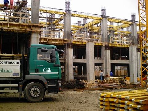 Camion Civila pe șantierul unei clădiri cu stâlpi din beton armat, cu cofrajele de planșeu montate