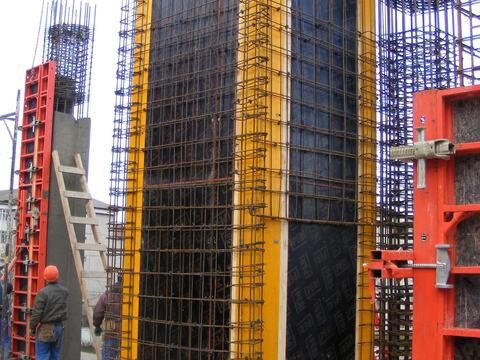 Cofraje înalte pentru stâlpi și pereți din beton armat, cu carcasele de armătură alături
