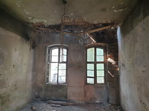 Situația găsită în casa veche din Satu Mare: o cameră cu tavanul parțial prăbușit și ferestrele vechi pe loc