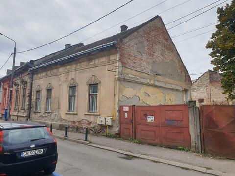 Locuința veche de pe strada Petőfi Sándor din Satu Mare, văzută din stradă, înainte de intervenție