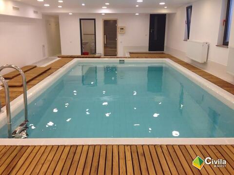 Piscina interioară din sediul Tonnellerie Margo, cu deck din șipci de lemn