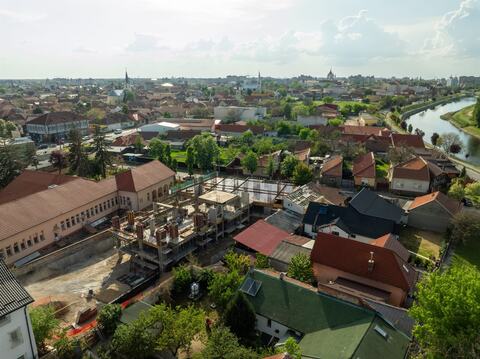 Șantierul de locuințe colective și aparthotel din zona Nymphaea, văzut de sus, cu Oradea în fundal