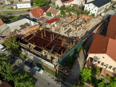 Șantierul din zona Nymphaea, Oradea, văzut de sus: structura din beton armat în lucru, cu cofrajele planșeului