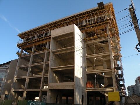 Structura din beton armat a clădirii de birouri Panax din Oradea, în execuție, cu cofrajele la ultimul nivel