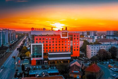 Hotel Ramada Oradea — fațada în seară