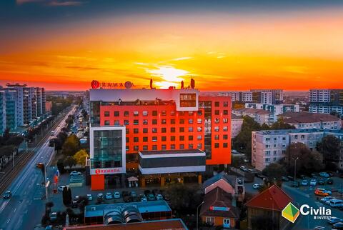 Hotel Ramada Oradea văzut de sus, la apus, cu orașul în jur