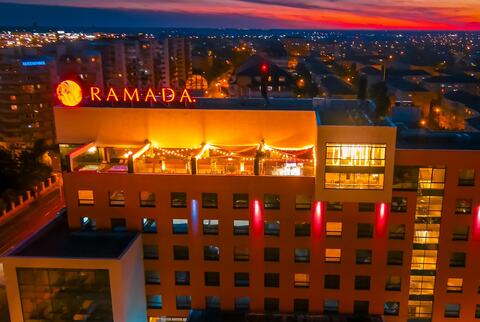 Hotel Ramada Oradea — vedere aeriană la apus