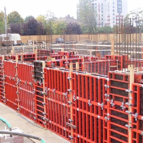 Cofraje metalice montate de-a lungul pereților infrastructurii Hotelului Ramada din Oradea, cu armăturile ieșind deasupra