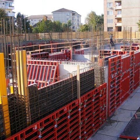 Armătura unui perete al infrastructurii, între cofraje metalice, pe șantierul Hotelului Ramada din Oradea