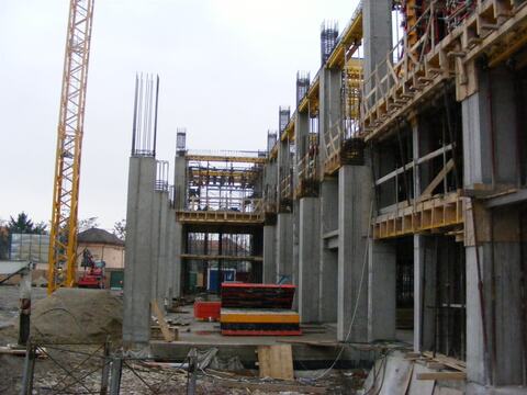 Stâlpii din beton armat decofrați și cofrajele planșeelor de pe nivelurile superioare, cu macaraua turn, la Hotelul Ramada din Oradea
