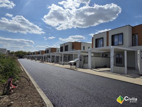 Strada asfaltată din ansamblul Royal Valley, cu duplexurile finalizate și pergolele de la intrări