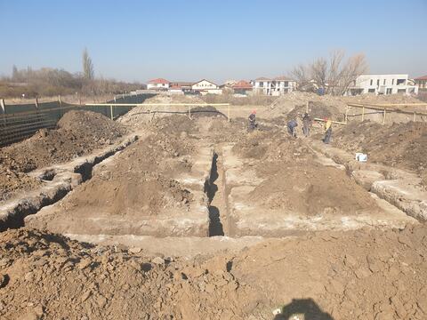 Săpăturile pentru fundațiile duplexurilor, la începutul șantierului Royal Valley din Dumbrăvița