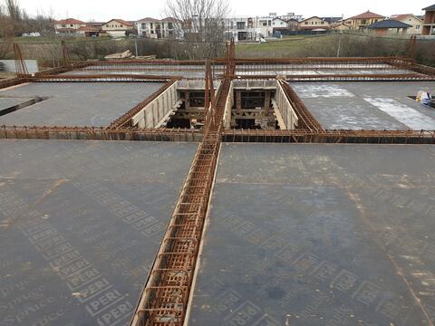 Armătura grinzilor pe cofrajul unei plăci, la un duplex din ansamblul Royal Valley, Dumbrăvița