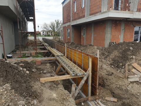 Cofraj și armătură pentru un perete din beton, în tranșeea de lângă duplexuri, la Royal Valley